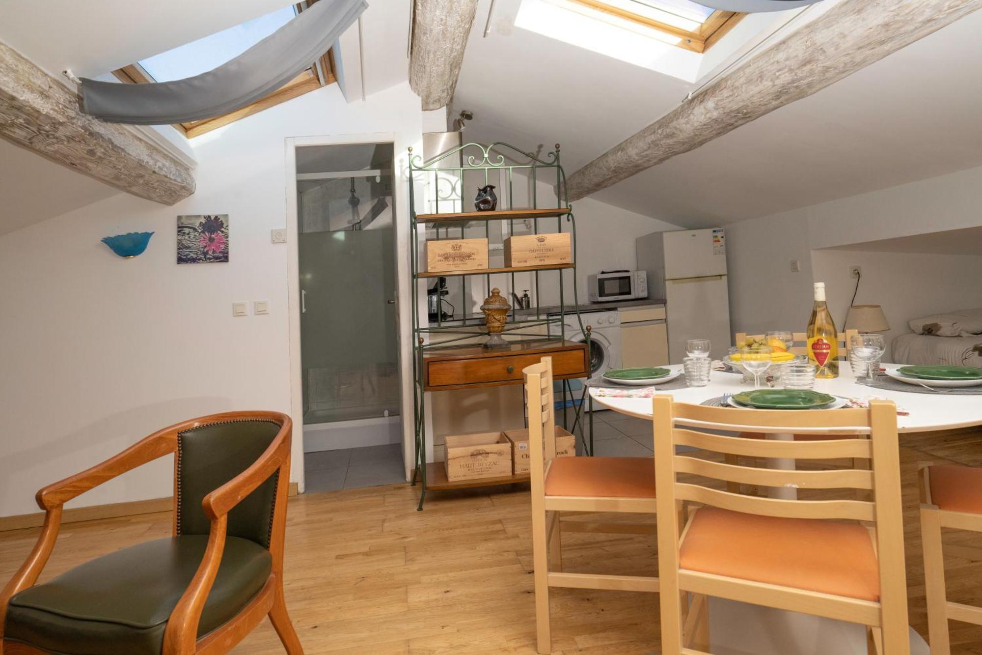 Saëns 7-t2 Avec Garage Privé Optionnel-centre Historique Et Plages à 16km ! Appartement Béziers